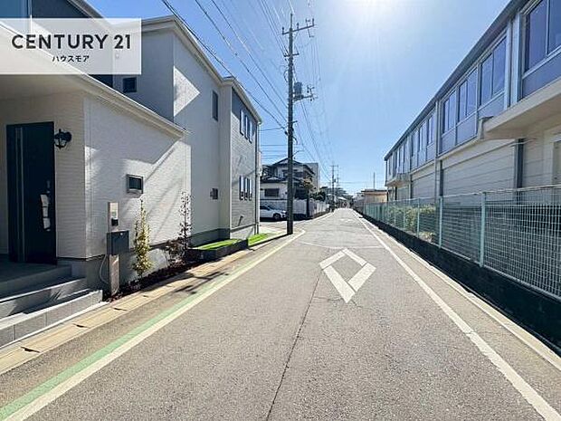 前面道路は6m×6m!陽当り良好な立地です。車庫入れが苦手な方も安心ですね。