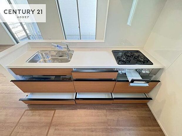 収納スペースが豊富で、調理スペースがスッキリと片付きひろ～く活用できます！快適に作業ができます！毎日の料理が捗ります！