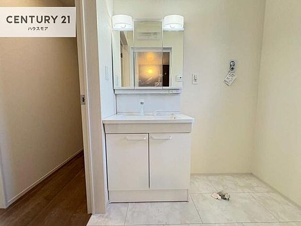 三面鏡仕様の洗面所は、身だしなみがしやすい造り！裏は収納になっています。ドライヤーやお化粧道具を片付けられるので洗面台周りをスッキリと見せることが出来ます！