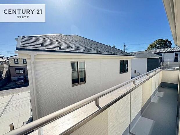 広々としているバルコニーです！お洗濯物を干すのはもちろん風に当たりながらくつろぎタイムが送れます！