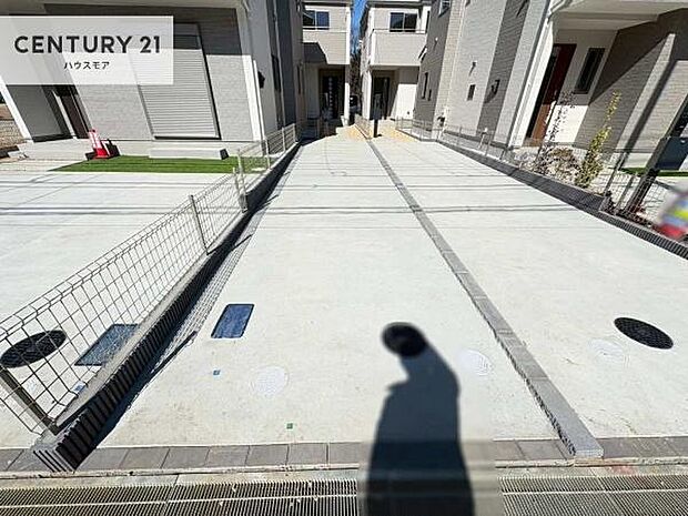 駐車スペースは2台分あります！セカンドカーはもちろん、バイクや自転車なども置き場所に困りません。