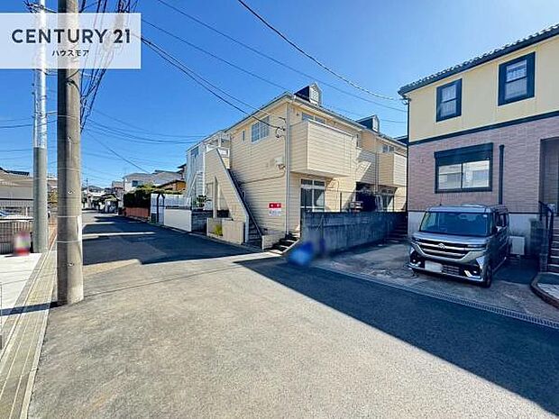 前面道路は6ｍ！陽当り良好な立地です。車庫入れが苦手な方も安心ですね。