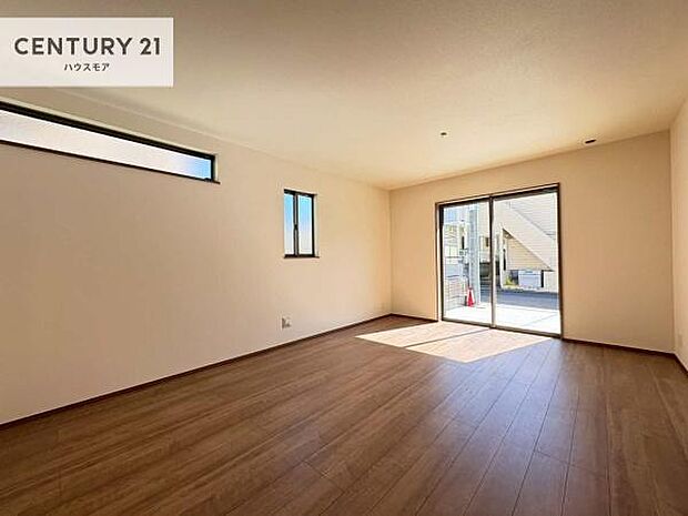 大きな窓からたっぷりの陽ざしが入る明るいリビング。開放感のあるリビングで家族団らんのくつろぎの時間を過ごせます!当日のご見学可能です!是非現地で陽当たりなどご体感くださいませ!