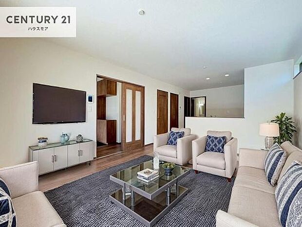 家具はCGパースです。心地良いリビングは家族が自然と集まります。家族団欒の時間が増えそうです。ご家族と、より一層充実した時間を過ごせそうですね。