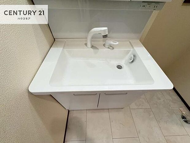 深い洗面台ボウルは、水が跳ねにくいのでお手入れが楽々!清潔感が保てます!キレイな洗面所で自分磨きのモチベーションが上がりますね!