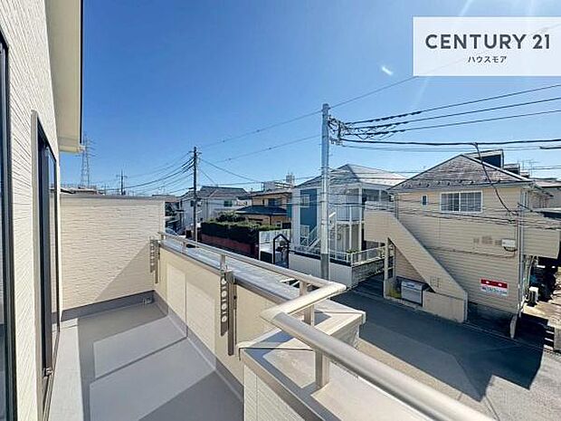 広々としたバルコニーで一日の始まりをスタート!お洗濯ものをたっぷり気持ちよく干せます!