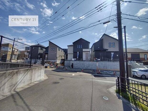 全5棟のキレイな街並み。是非1度ご内見ください。物件探しのご条件・ご要望・ご質問など、不動産に関することならどのようなことでも誠心誠意対応させて頂きます。