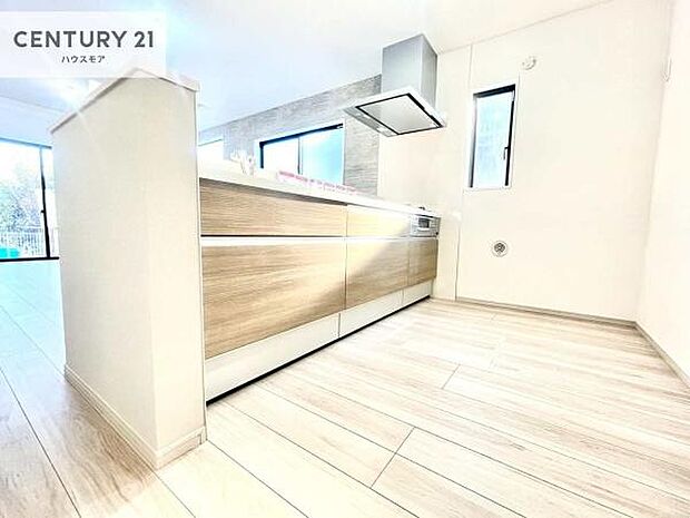 大人気の対面式システムキッチンを採用しています!ご家族のコミュニケーションが自然と増える設計です。お子様にも目が届くので嬉しいですね!広々使えて快適で作業が進みます。