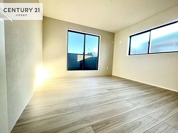 バルコニーに面した明るい寝室。心地よい陽光と風を感じられる開放的な空間で、毎日をゆったりとお過ごしいただけます。