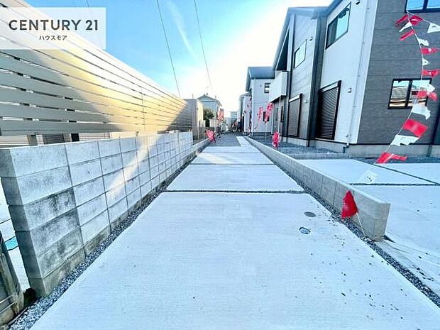 駐車スペースは2台分あります!セカンドカーはもちろん、バイクや自転車なども置き場所に困りません。