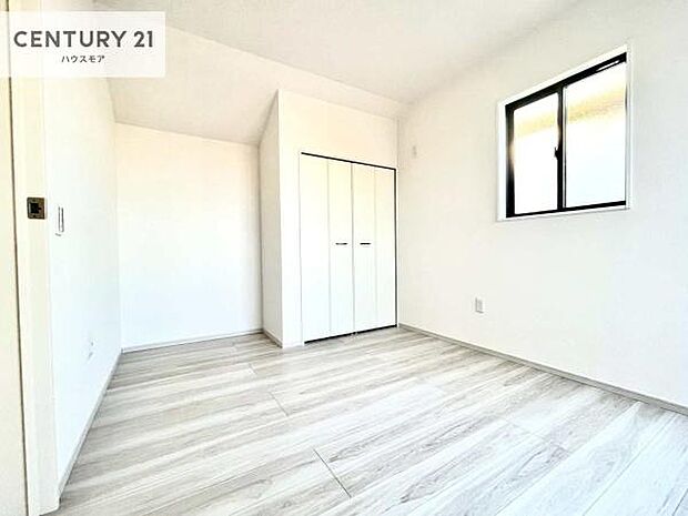 収納スペースがついています!居室をスッキリ整頓する事ができますね。家具を選ばないシンプルなデザインの為、家具を選ばずお気に入りの空間作りができそうですね。