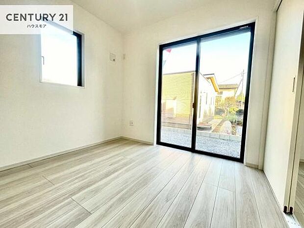 リビングと隣接した洋室です!家事の休憩スペースやキッズスペースとして活用するのもよさそうですね!