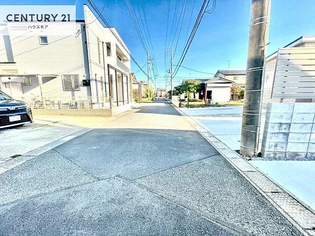 前面道路5m!陽当り良好な立地です。車庫入れが苦手な方も安心ですね。