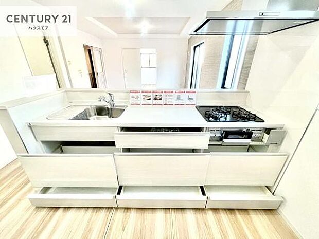 収納スペースが充実しており、キッチンまわりをすっきりと保ちながら、広々とした調理スペースを確保。快適な作業環境で、毎日のお料理もよりスムーズにはかどります。