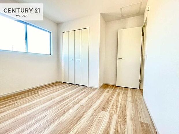 掃き出し窓がないお部屋は、お子様のお部屋としても安心です!収納スペースも充実しているので散らかったお部屋をサッと片付けられます!