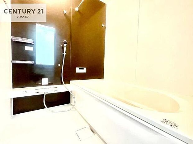 落ち着きある大人の雰囲気のバスルームは、味が出ていてバスタイムが充実！お仕事頑張っているご褒美にお好みの香りの入浴剤を入れて、楽しんでみてはいかがでしょうか？