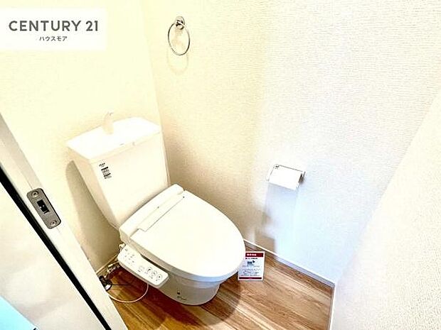 1・2階にトイレがございます!朝の忙しい時間帯も待たずにすみそうですね。白を基調とした清潔感のあるトイレでお手入れがしやすいです!