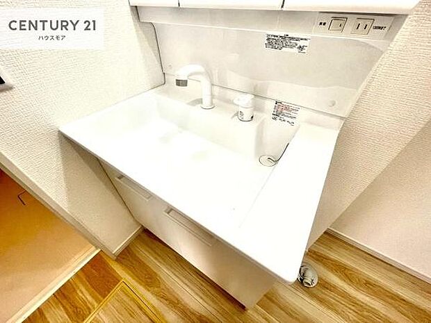 深い洗面台ボウルは、水が跳ねにくいのでお手入れが楽々！清潔感が保てます！キレイな洗面所で自分磨きのモチベーションが上がりますね！