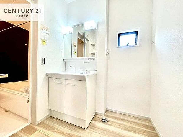 小窓付きの明るい洗面室です!湿気もすぐに入れ替えができて清潔に保つことができます!自然光が差し込むのでお化粧の仕上がりも良くなりますね!