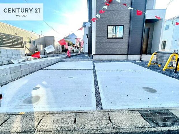 駐車スペースは2台分あります！セカンドカーはもちろん、バイクや自転車なども置き場所に困りません。