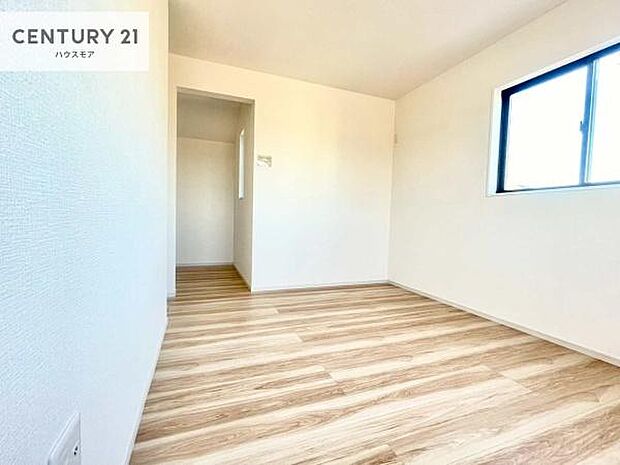 収納スペースがついています!居室をスッキリ整頓する事ができますね。家具を選ばないシンプルなデザインの為、家具を選ばずお気に入りの空間作りができそうですね。