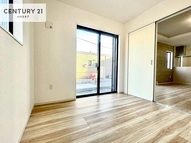 リビングと隣接した洋室です！家事の休憩スペースやキッズスペースとして活用するのもよさそうですね！