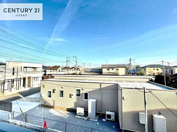 落ち着きある住宅街です!周囲には高い建物がなく、空が広く開放感があり、陽当たりを大きく遮られることもありません!気持ちの良い風が通り抜ける街並みです!