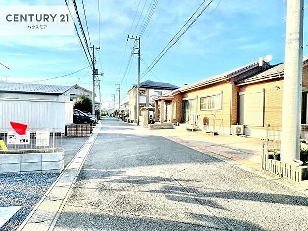 前面道路5m!陽当り良好な立地です。車庫入れが苦手な方も安心ですね。