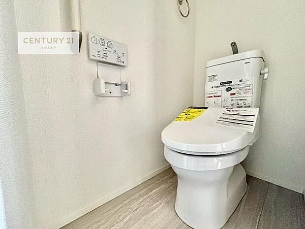 1・2階にトイレがございます!朝の忙しい時間帯も待たずにすみそうですね。白を基調とした清潔感のあるトイレでお手入れがしやすいです!