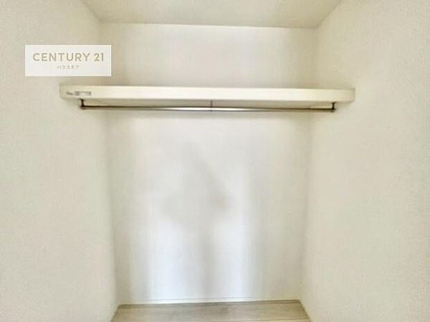 ウォークインクローゼット付きです。たくさんのお洋服などを収納しておけそうですね！他にも扇風機や加湿器など季節物の大きな家電も収納できます！