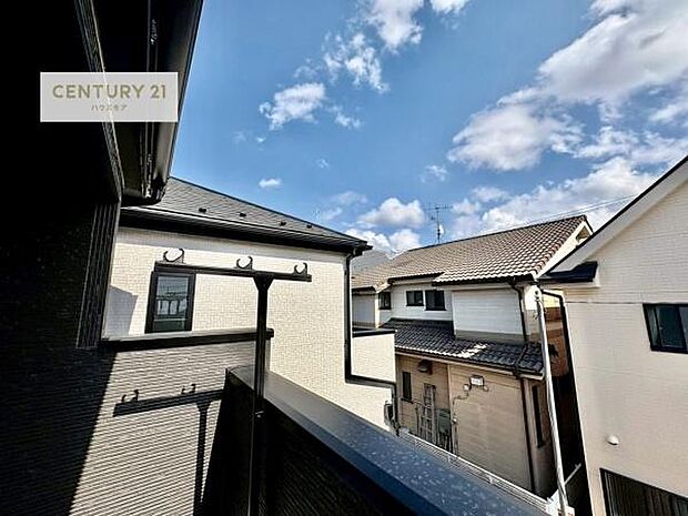 広々としているバルコニーです!お洗濯物を干すのはもちろん風に当たりながらくつろぎタイムが送れます!