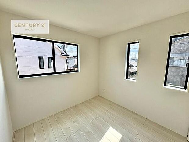 2面採光を確保した明るい室内は、風通しも良く、明るく大変居心地の良い空間となっております。リラックスして過ごせる心地の良いお部屋です！