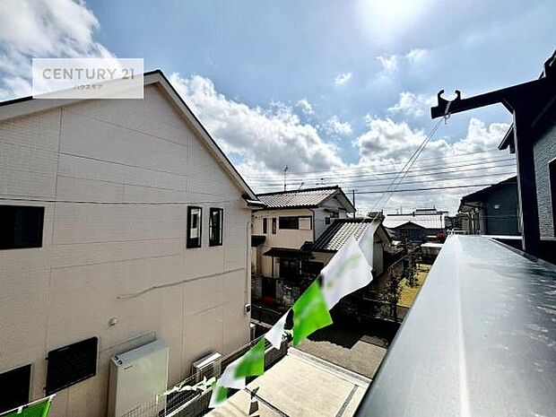 眺望良好なバルコニー。お天気のいい日にはバルコニーへでてリフレッシュするのもいいですね！