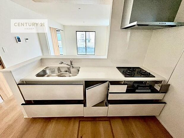 収納力の高いシステムキッチンで、調理器具や食器もすっきり片付き、広々とした空間で快適に料理が楽しめます。