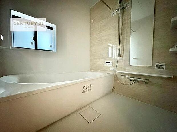 落ち着きある大人の雰囲気のバスルームは、味が出ていてバスタイムが充実!お仕事頑張っているご褒美にお好みの匂いの入浴剤を入れて、楽しんでみてはいかがでしょうか?