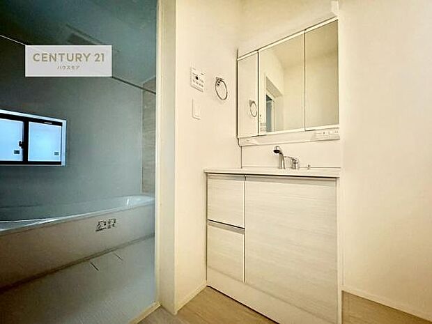 三面鏡仕様の洗面所は、身だしなみがしやすい造り!裏は収納になっています。ドライヤーやお化粧道具を片付けられるので洗面台周りをスッキリと見せることが出来ます!