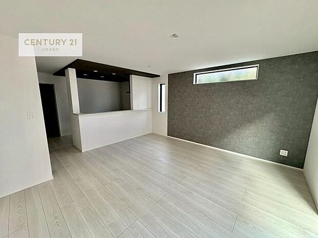 優しい陽だまりがリビングを包んでくれて居心地の良い空間を演出してくれます!くつろぎの時間を過ごせます!