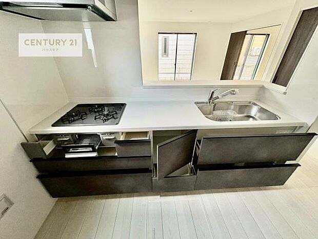 収納力の高いシステムキッチンで、調理器具や食器もすっきり片付き、広々とした空間で快適に料理が楽しめます。