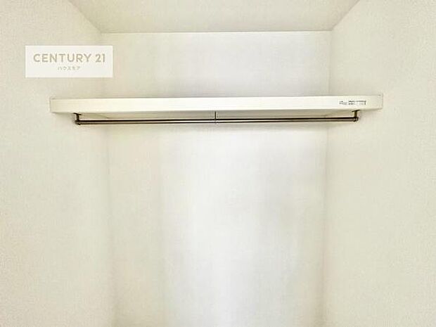 ウォークインクローゼット付きです。たくさんのお洋服などを収納しておけそうですね！他にも扇風機や加湿器など季節物の大きな家電も収納できます！