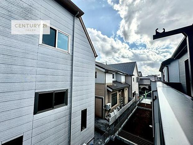 広々としているバルコニーです！お洗濯物を干すのはもちろん風に当たりながらくつろぎタイムが送れます！