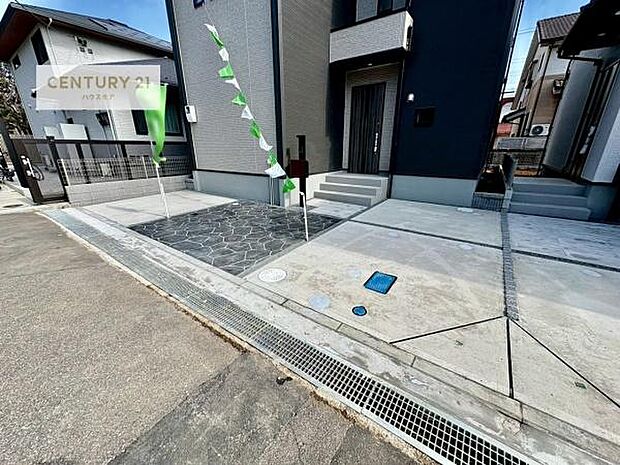 駐車スペースは2台分あります！セカンドカーはもちろん、バイクや自転車なども置き場所に困りません。