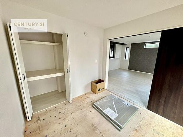 まだ畳は敷かれておりませんが、リビングと隣接している和室です！客間としてはもちろん、家事の休憩スペースとして使用するのもいいですね！