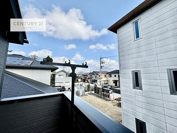 眺望良好なバルコニー。お天気のいい日にはバルコニーへでてリフレッシュするのもいいですね！