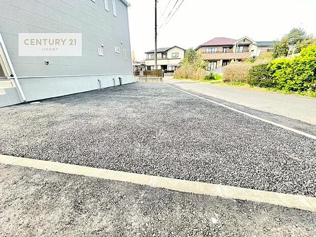 駐車スペースは2台分あります!セカンドカーはもちろん、バイクや自転車なども置き場所に困りません。