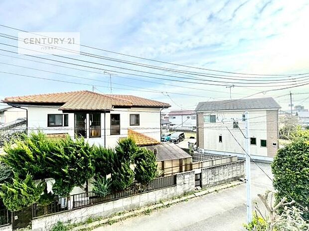 落ち着きある住宅街です!周囲には高い建物がなく、空が広く開放感があり、陽当たりを大きく遮られることもありません!気持ちの良い風が通り抜ける街並みです!