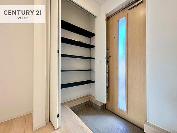 シューズボックス付きなので、玄関が片付きお掃除がしやすいです!スッキリした玄関で戸を開けた瞬間、清潔感のある心地いい空間が出迎えてくれます。