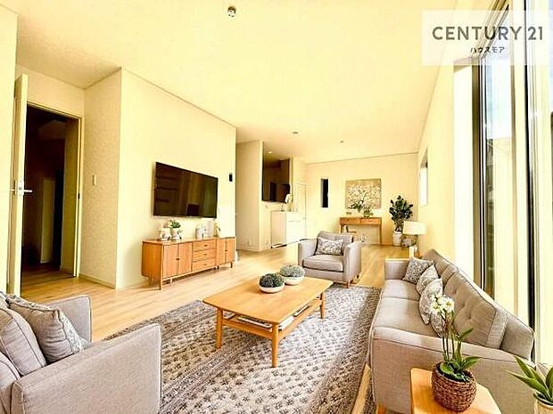 家具はCGパースです。心地良いリビングは家族が自然と集まります。家族団欒の時間が増えそうです。ご家族と、より一層充実した時間を過ごせそうですね。