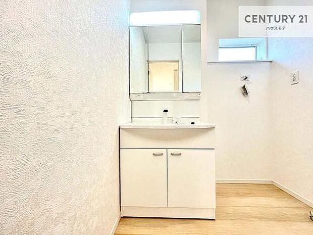 小窓のついた洗面所は、光と風が入りやすく、いつでも快適にお使いいただけます。三面鏡で使い勝手が良く、鏡裏収納も備えておりますので、日用品やスキンケア用品もすっきり整理できます。