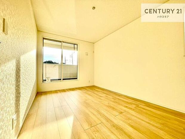 明るい室内は、風通しも良く、明るく大変居心地の良い空間となっております。リラックスして過ごせる心地の良いお部屋です!朝の目覚めがスッキリしますね!