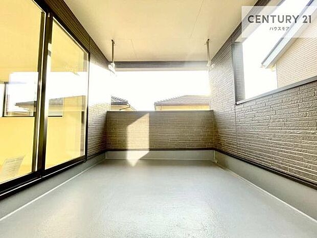 ルーフバルコニー!屋根が付いているので、急に雨が降っても濡れにくく安心!強い日差しもカットしてくれるので、お天気の良い日は、お外へ出て深呼吸するのもよさそうです!